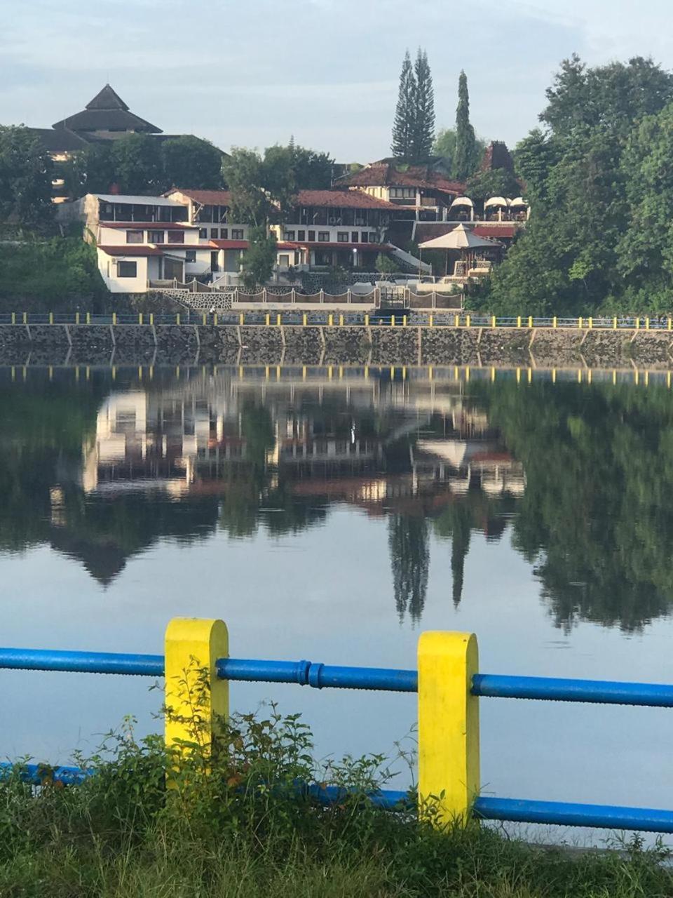 Omah Kenangan At Seven Trumpets Wisma tamu